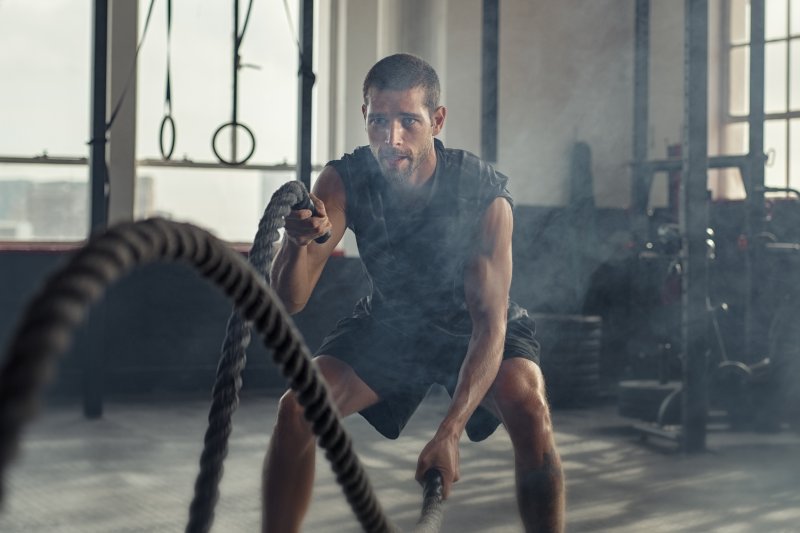Man using an exercise rope
